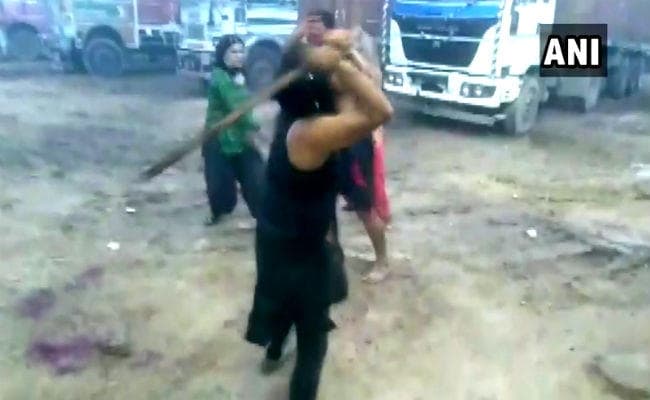 हरियाणा: करनाल नेशनल हाइवे पर किन्नरों ने लाठी-डंडों से की शख्स की पिटाई