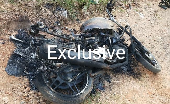 लातेहार में माओवादियों का उत्पात, वाहन जलाये, पिता-पुत्र को पीटा