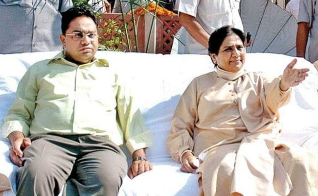 मायावती के भाई और भाभी र इनकम टैक्स का कसा शिकंजा, 400 करोड़ रुपये की बेनामी संपत्ति जब्त