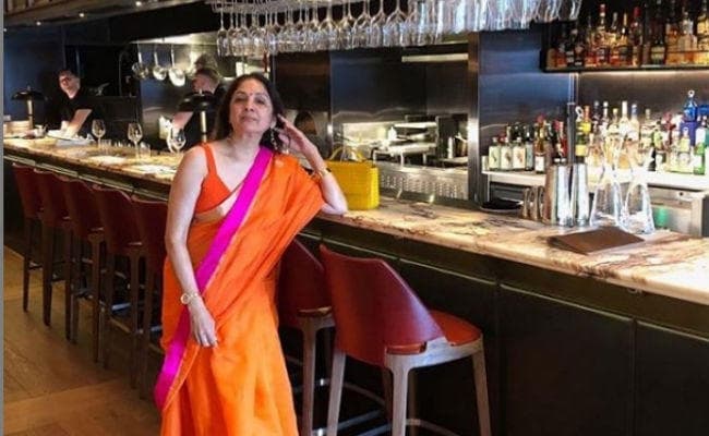 लंदन में जब ऑरेंज साड़ी में दिखीं नीना गुप्ता, यूजर्स बोले- कोई इतना…