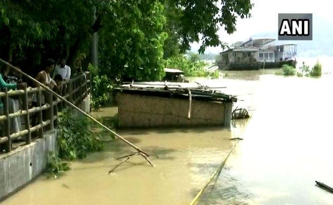 देश के कई राज्यों में भारी बारिश से भीषण बाढ़, पड़ोसी देश नेपाल में भी हालात हुए बेकाबू