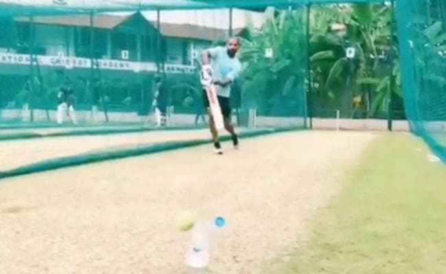 ''गब्‍बर'' ने युवी के #BottleCapChallenge! को पूरा किया, बल्‍ले से ऐसे उड़ाया Bottle Cap