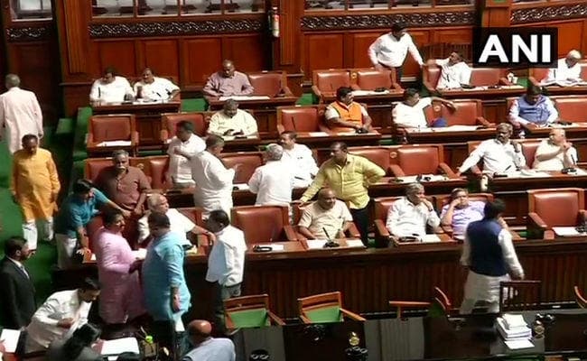 #KarnatakaTrustVote : राज्यपाल ने CM कुमारास्वामी को लिखा पत्र, शुक्रवार दोपहर तक साबित करें बहुमत