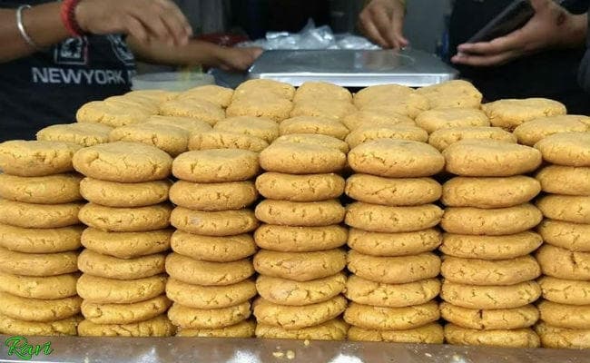 बाबा मंदिर इलाके में दुकानों से जांच टीम ने लिया फूड सैंपल