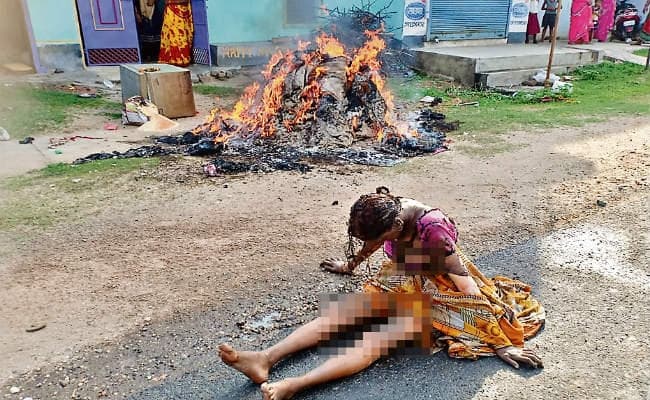 दारू : सड़क पर चिता सजा आत्मदाह कर रही थी महिला, लोग बना रहे थे वीडियो