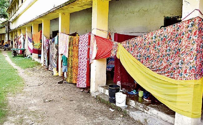 मुजफ्फरपुर : साड़ियों की ओट से घर बना बिना बिजली-पानी के रह रहे बाढ़पीड़ित