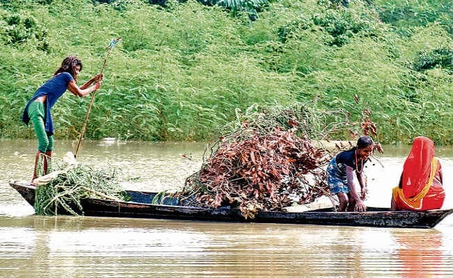 बाढ़ का कहर : चार स्लुइस गेट से रिसाव, नाजिरपुर न्यू बालूघाट में घुसा बाढ़ का पानी