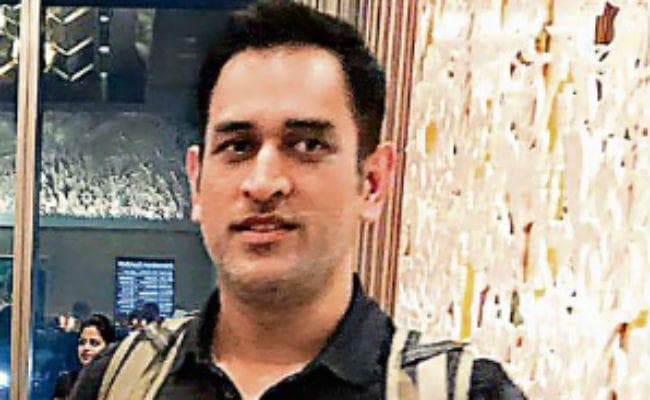 ढाई महीने बाद अपने गृहनगर रांची लौटे धौनी, कूल मूड में आये नजर