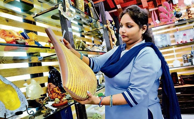 घर की खूबसूरती बढ़ा रहे हैं स्टोन व वुड के डेकोरेटिव आइटम