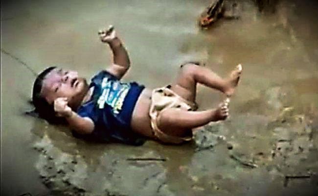 जिस बच्चे की मार्मिक तस्वीर ने पूरे देश को झकझोरा, उसकी मौत मामले में आयी चौंकाने वाली सच्चाई