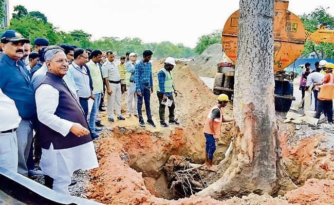 पटना :आर ब्लॉक-दीघा सड़क बनाने में रुकावट बने वृक्षों को जमीन से उखाड़ने का काम शुरू