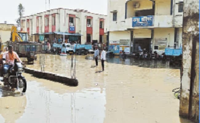 एक घंटा की बारिश से नगर पर्षद कैंपस डूबा
