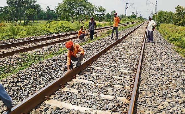 गोरौल : पांच दिनों के अंदर दूसरी बार धंसा ट्रैक