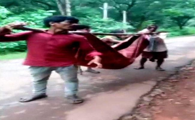 ओड़िसा: कालाहांडी में मृतक को परिजनों ने कंधे पर ढोया, नहीं मिला शव वाहन