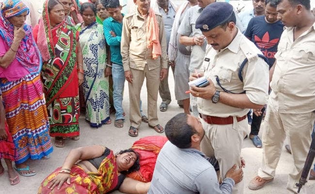 बिहार : छपरा जिले में पशु चोरी के आरोप में तीन युवकों की पीट-पीट कर हत्या, परिजनों का अस्पताल में हंगामा