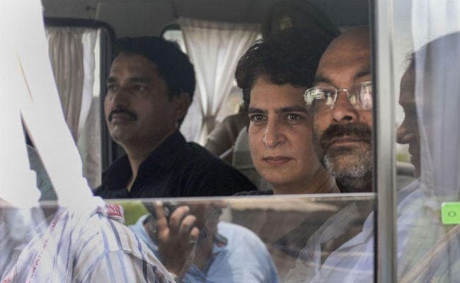 सोनभद्र जा रहीं प्रियंका गांधी को हिरासत में लिया गया, पीड़ितों से मिलने देने या जेल भेजने पर अड़ीं