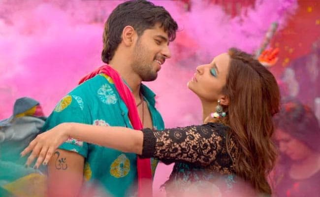 इस रंग में डूबे दिखे सिद्धार्थ