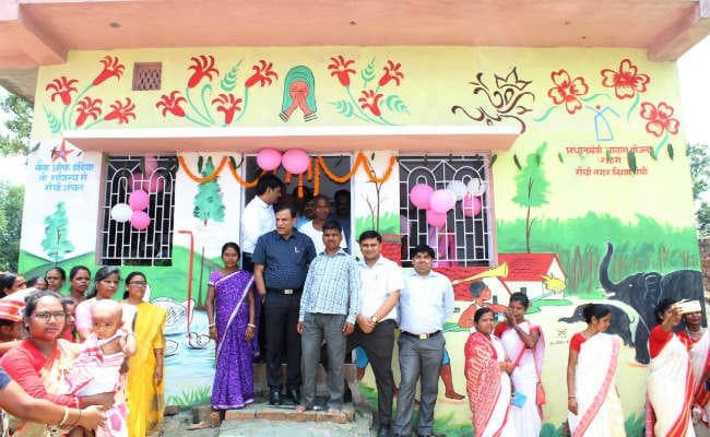 रांची : केंद्रीय संयुक्‍त सचिव ने लिया प्रधानमंत्री आवास योजना का जायजा, लाभुकों को कराया गृहप्रवेश