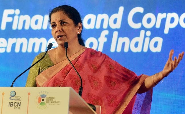 बजट पत्र का रंग लाल होने का वित्त मंत्री ने खोले राज, कहा-कपड़े के बस्ते में ले जाना एक संदेश