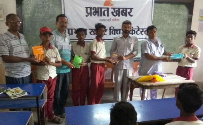 हुसैनाबाद : ”प्रभात खबर” क्विज कॉन्टेस्ट में अंकित को मिला प्रथम पुरस्कार