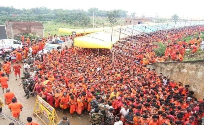 कांवरियों की कतार ने पकड़ी रफ्तार