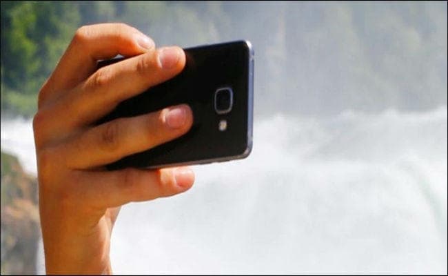 सेल्फी से बाबा मंदिर की यादें सहेज रहे हैं बैद्यनाथ के भक्त