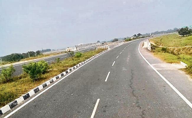 सूबे की 182 बड़ी सड़कें पानी में डूबीं, यातायात बाधित