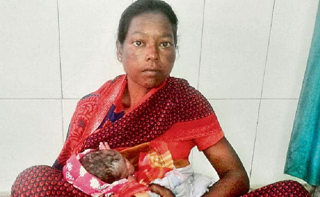 गुमला : बेटी हुई, तो गरीब मां ने अपनाने से किया इंकार