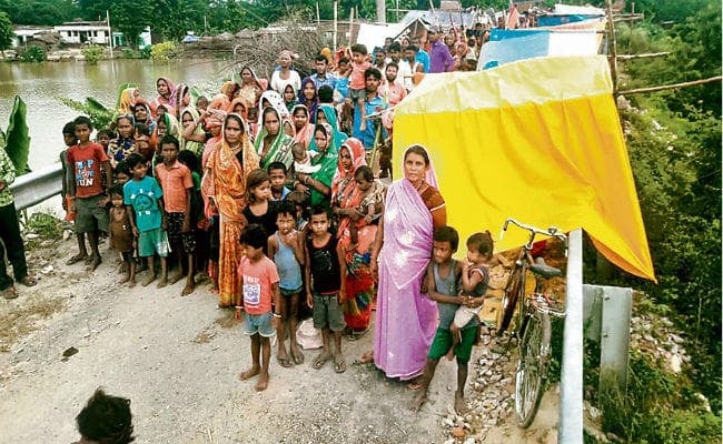 बाढ़ का कहर : विस्थापितों को पेट की चिंता, नहीं जले चूल्हे, पौष्टिक आहार की जगह चूड़ा चीनी