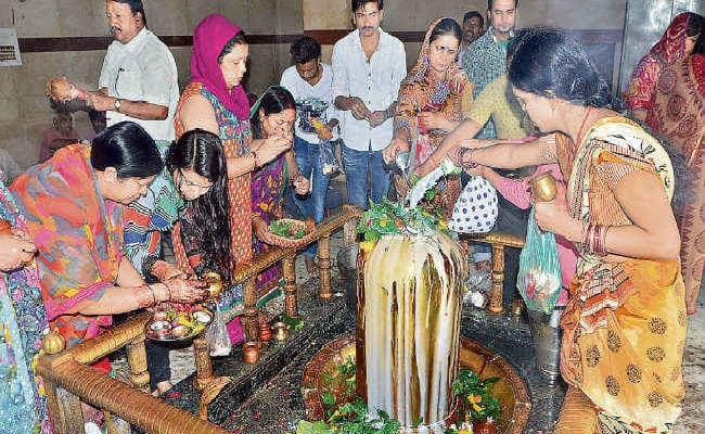 सावन खास : हर सोमवारी को करें शिवलिंग की आराधना, परेशानी दूर करने के लिए करें ये उपाय