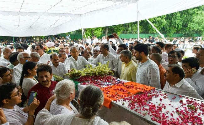 पंचतत्‍व में विलीन हुईं शीला दीक्षित, नम आंखों से दी गयी विदाई