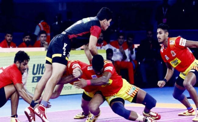 प्रो कबड्डी लीग 7 : गुजरात फॉर्चून ने बेंगलुरु बुल्स को 42-24 से हराया