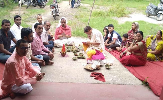 वर्षा के अभाव में सूखने लगे खेत, रूठे इंद्र भगवान को मनाने के लिए हुई पूजा