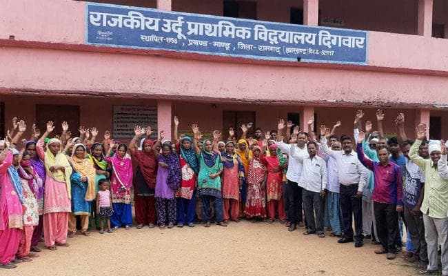 कुजू : उर्दू शिक्षक की बहाली की मांग को लेकर ग्रामीणों ने किया प्रदर्शन