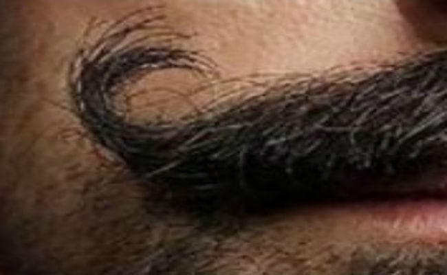 बिना पूछे मूंछ काटा तो नाराज व्यक्ति ने हज्जाम के खिलाफ कर दिया FIR