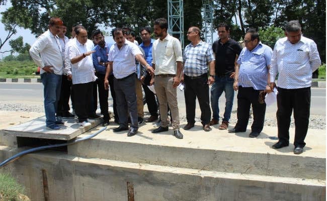 स्मार्ट सिटी परियोजना के तहत बन रही सड़क का मंत्री सीपी सिंह ने किया निरीक्षण