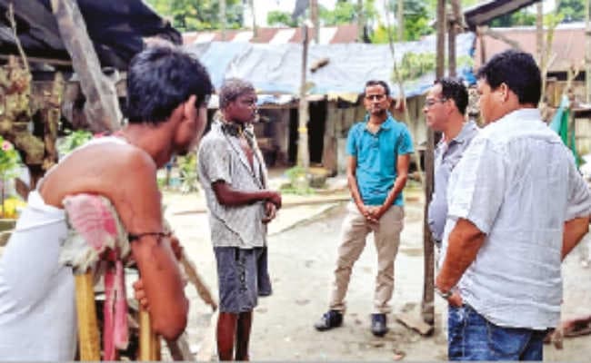 कालचीनी: बदहाल श्रमिक परिवार की मदद के लिए पहुंचे बीडीओ