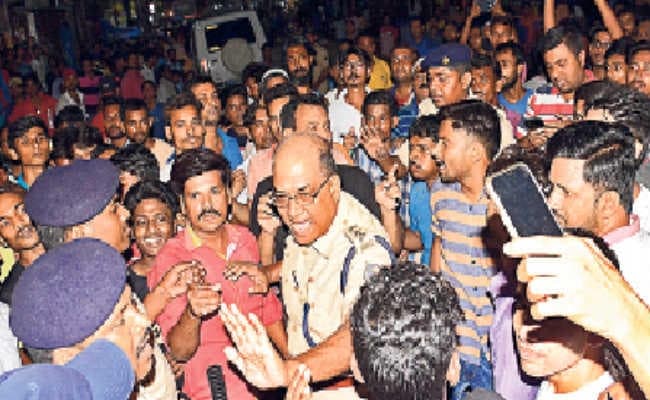 डीएसपी व थानेदार के साथ की धक्का-मुक्की पथराव में तीन पुलिसकर्मी हुए घायल, भगदड़