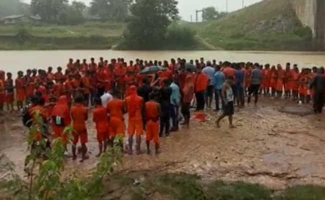 हर-हर महादेव से गूंजा कांवरिया पथ, सात हजार से अधिक कांवरियों ने उठाया जल