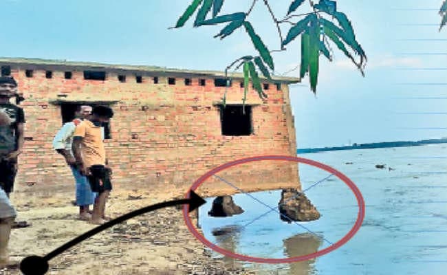 कई घर नदी में समाये, कई कटाव की जद में