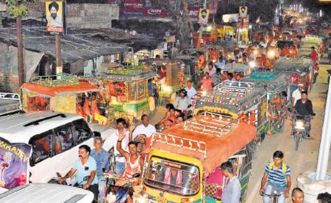 सर्कुलर रोड में तीन घंटे रहा जाम