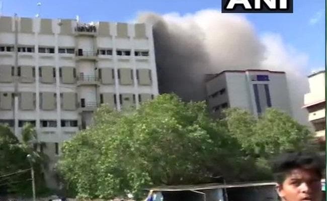 मुंबई के एमटीएनएल बिल्डिंग में लगी आग, छत पर 40 लोग फंसे