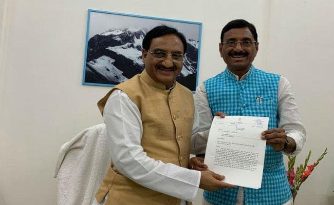 CBSE बोर्ड का क्षेत्रीय कार्यालय खोलने की मांग को लेकर सांसद संजय सेठ ने केंद्रीय मंत्री से की मुलाकात