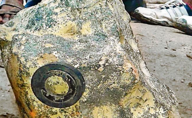 मधुबनी के लौकही में आसमान से गिरा अजूबा पत्थर, इसमें हैं चुंबकीय गुण