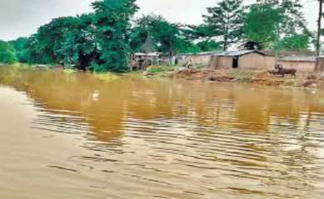 बाढ़ को लेकर खगड़िया में हाइअलर्ट सरकारी कर्मियों की छुट्टी हो गयी रद्द