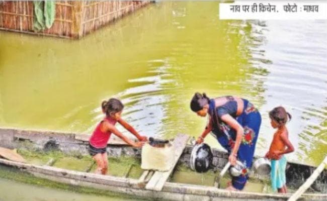 मुजफ्फरपुर बाढ़ : 200 गांव प्रभावित, घरों में घुसा पानी तो नाव को ही बना लिया किचेन