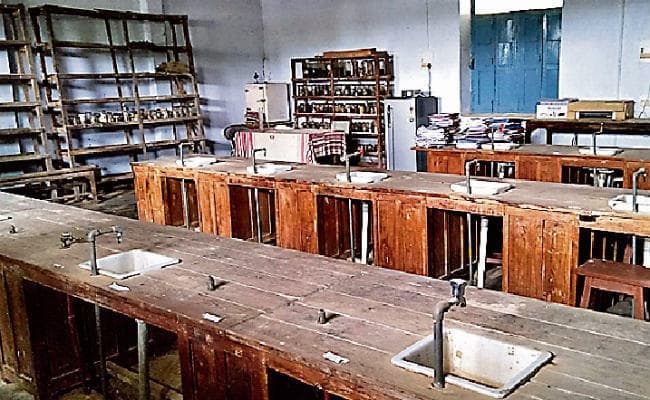 गुमला : जर्जर बिल्डिंग व कम शिक्षक से पढ़ना हुआ कठिन