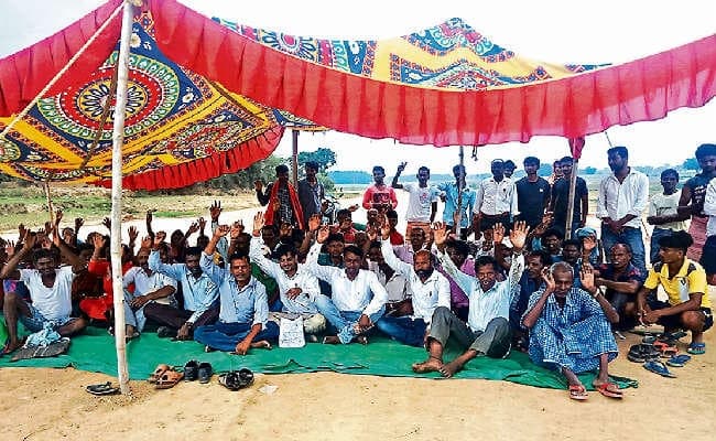 अनगड़ा : ग्रामीणों का सड़क पर धरना, कार्य बाधित