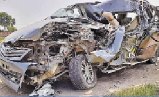 ट्रेलर से आगे निकलने में ट्रक से टकरायी इनोवा, छह घायल