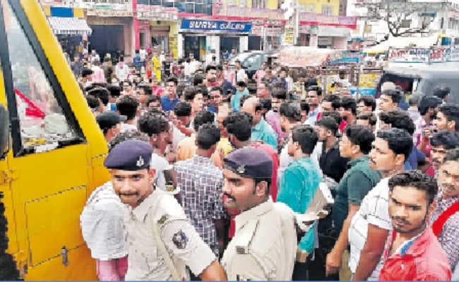 स्कूल बस पर शरारती तत्वों ने किया हमला, शीशा भी तोड़ा